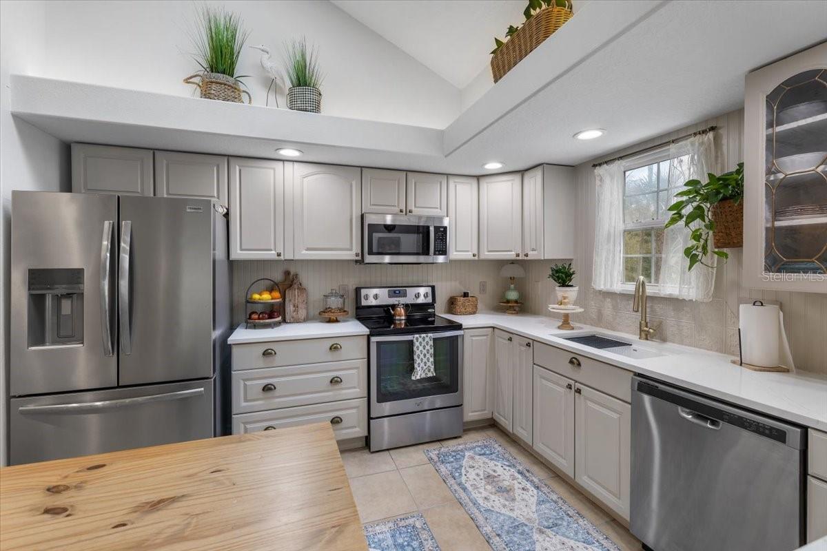 6093 AVENUE OF THE PALMS