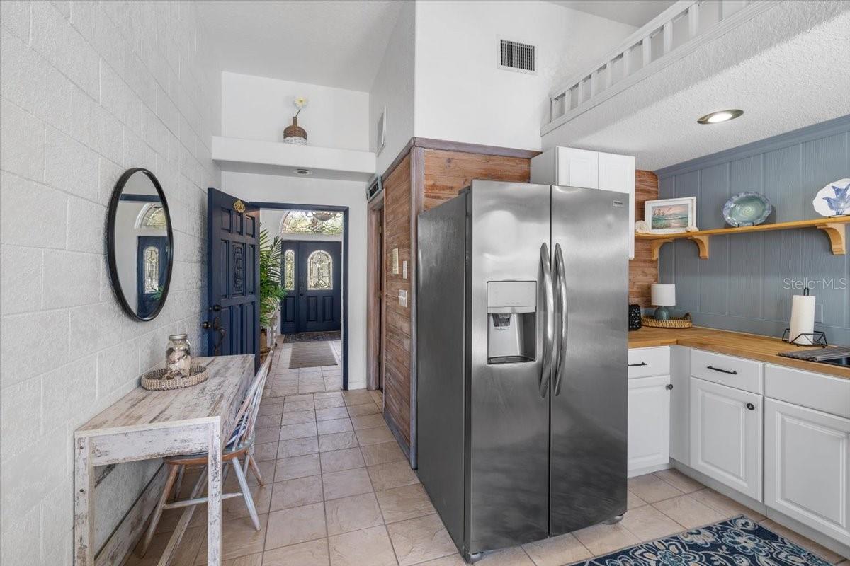 6093 AVENUE OF THE PALMS