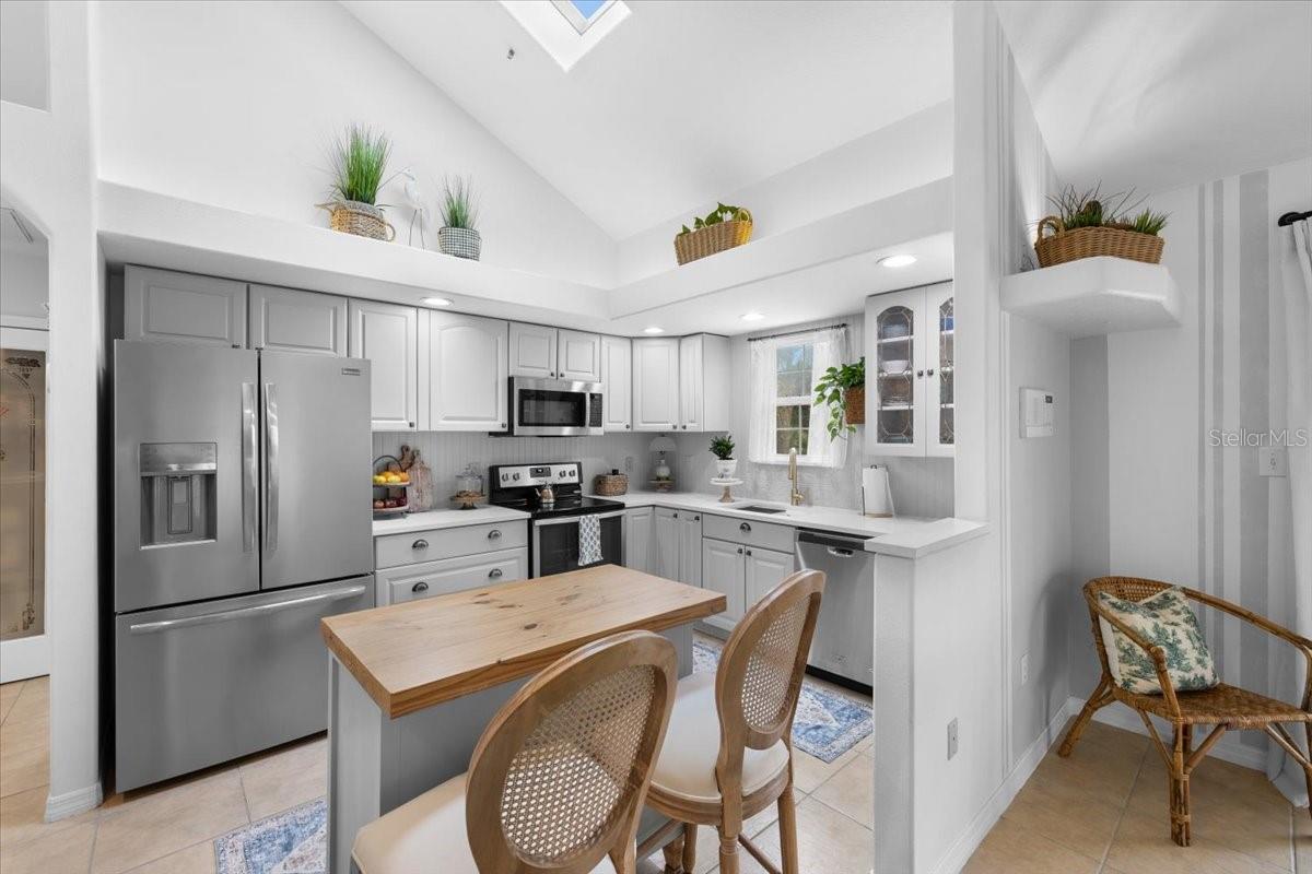 6093 AVENUE OF THE PALMS