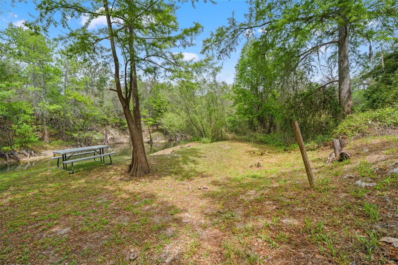 33013 ROUND TABLE RD