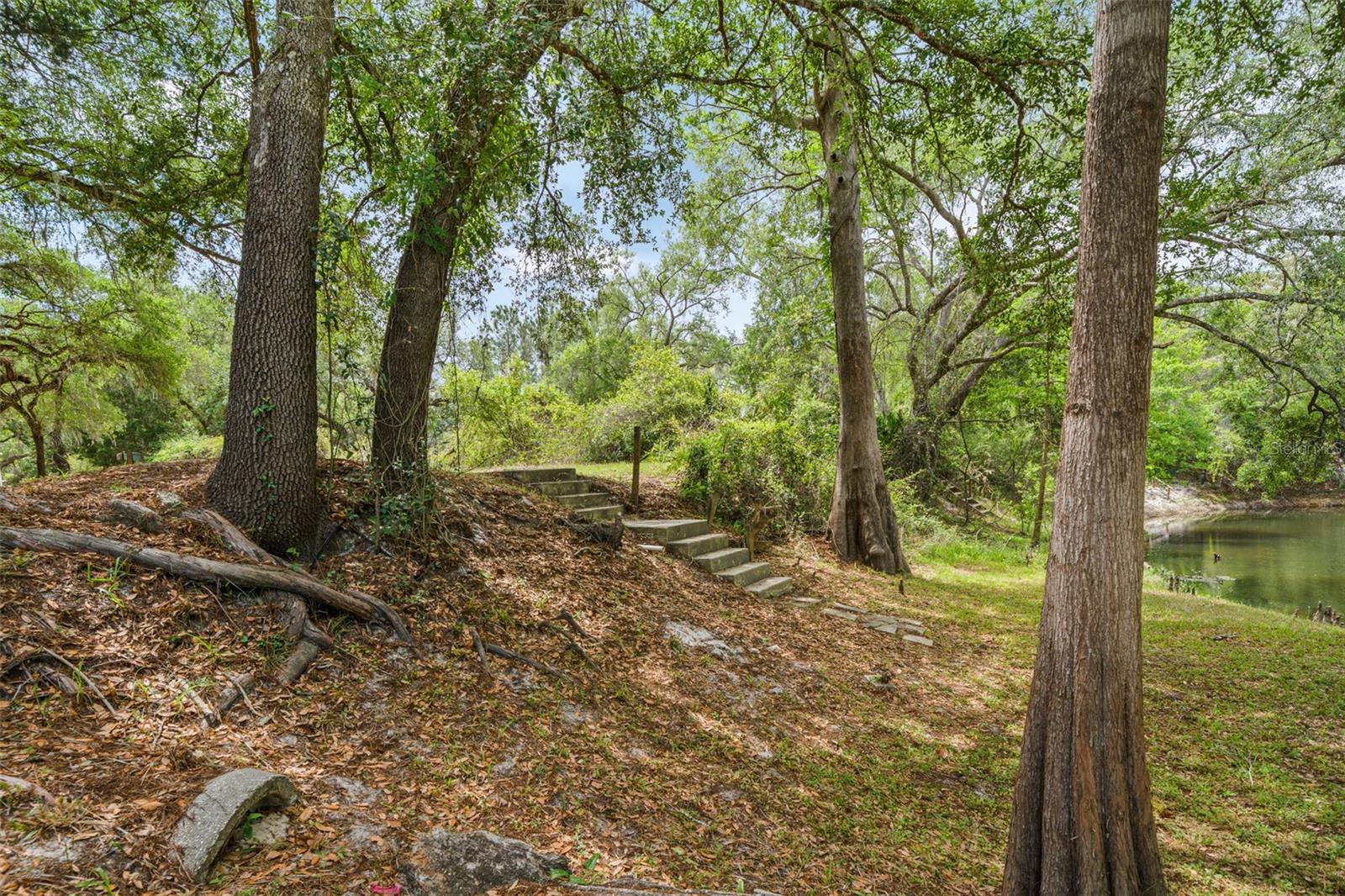 33013 ROUND TABLE RD