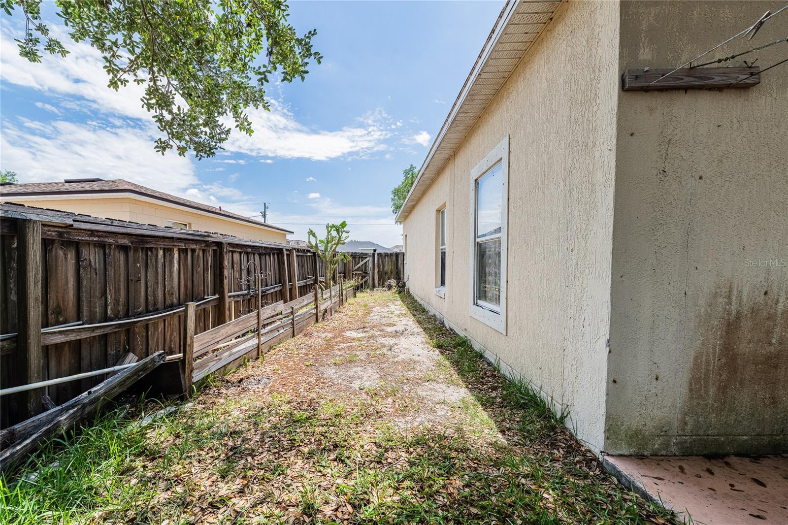 427 LARK CT
