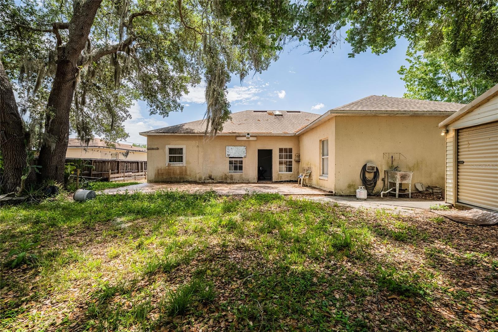 427 LARK CT