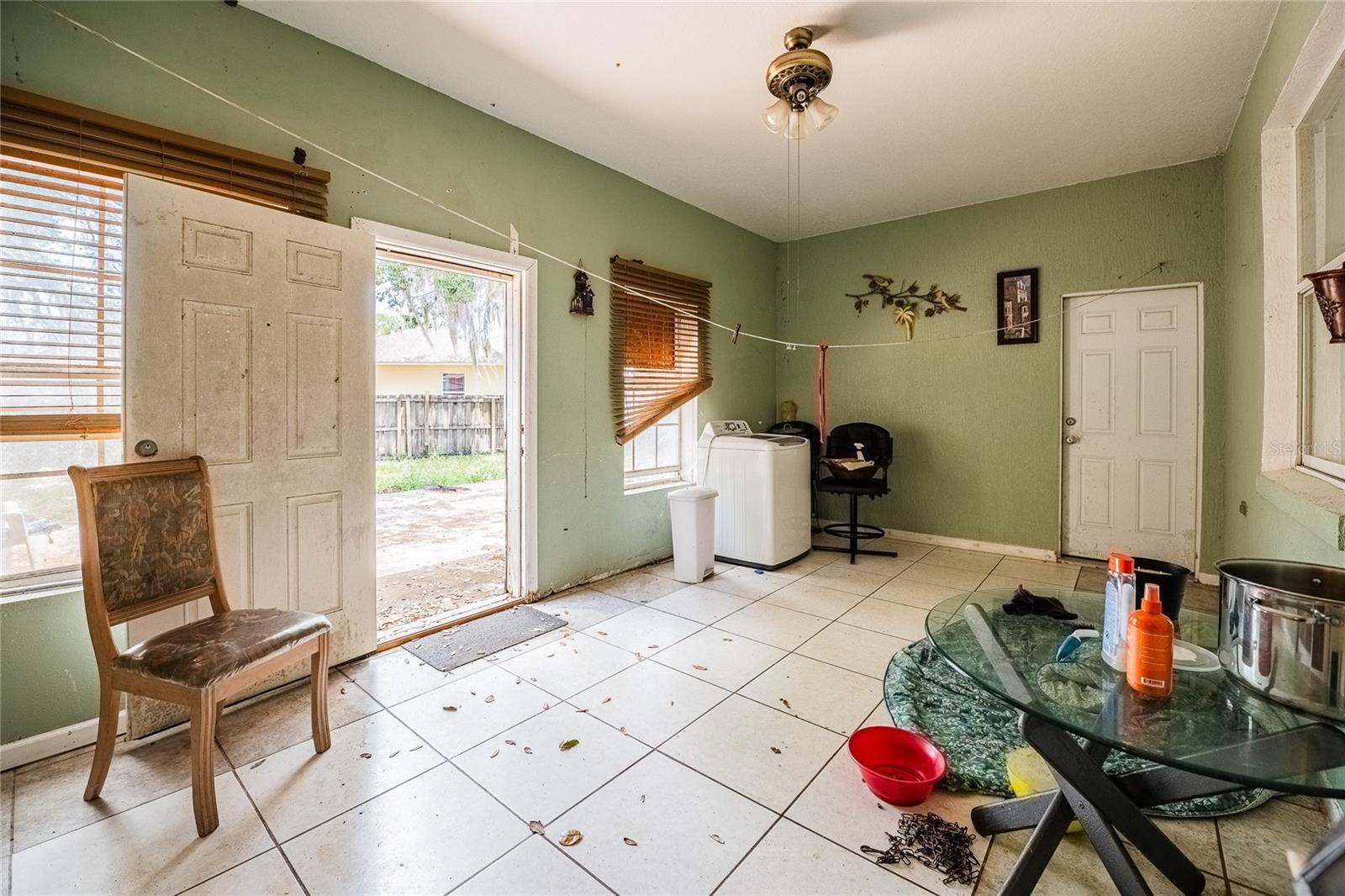 427 LARK CT