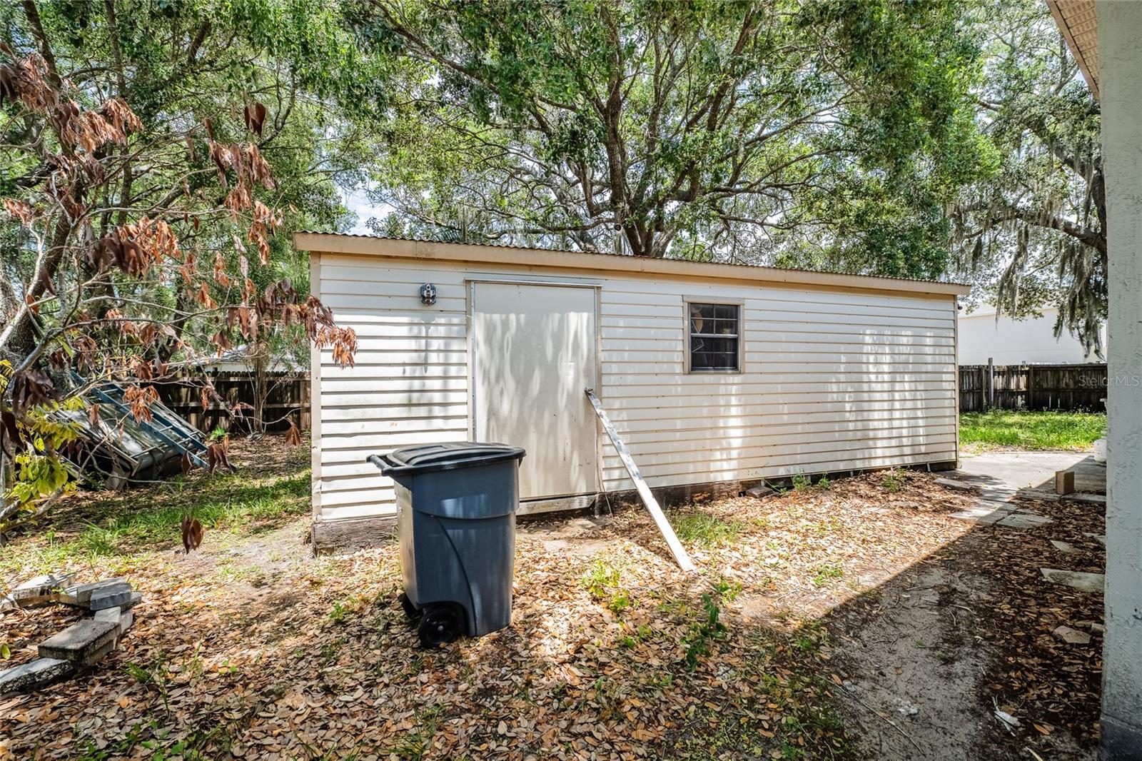 427 LARK CT
