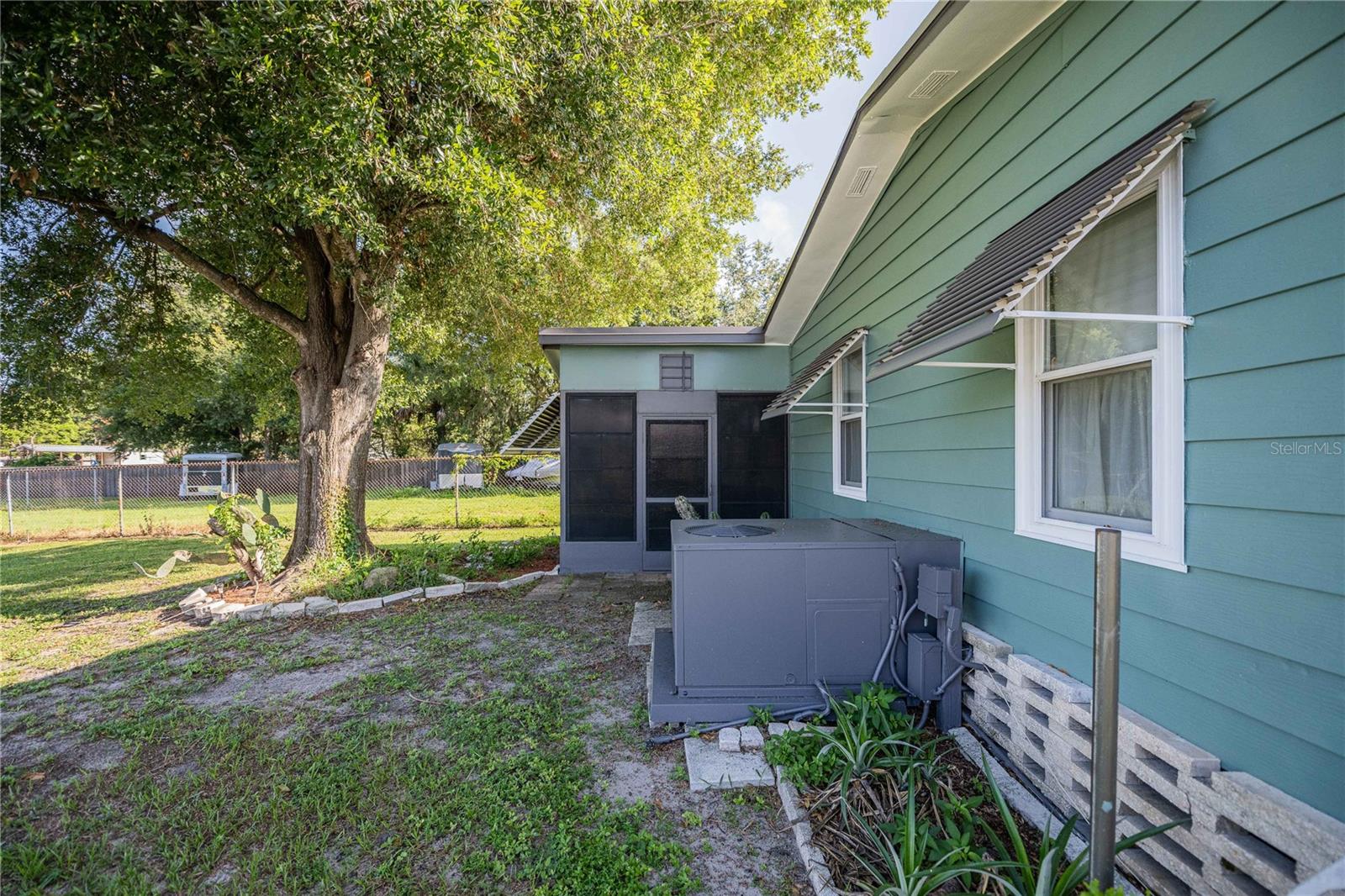 489 VILLAGE CIR SW