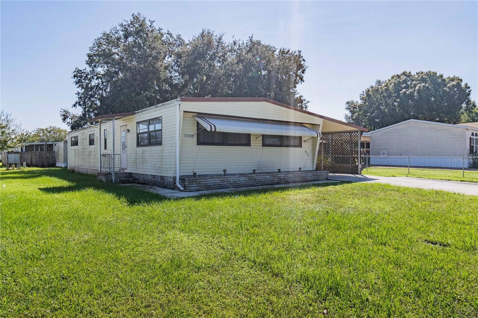 432 LAZY LAKE DR W