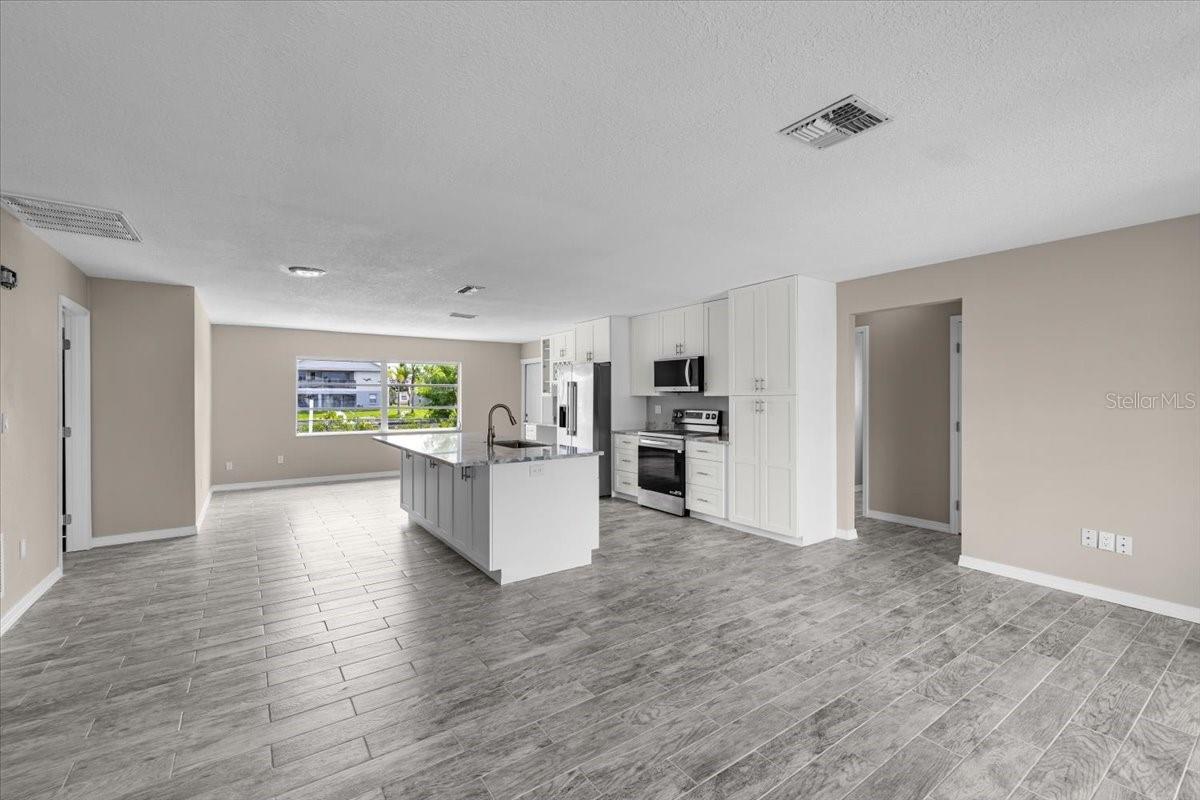 4284 COLUMBUS DR