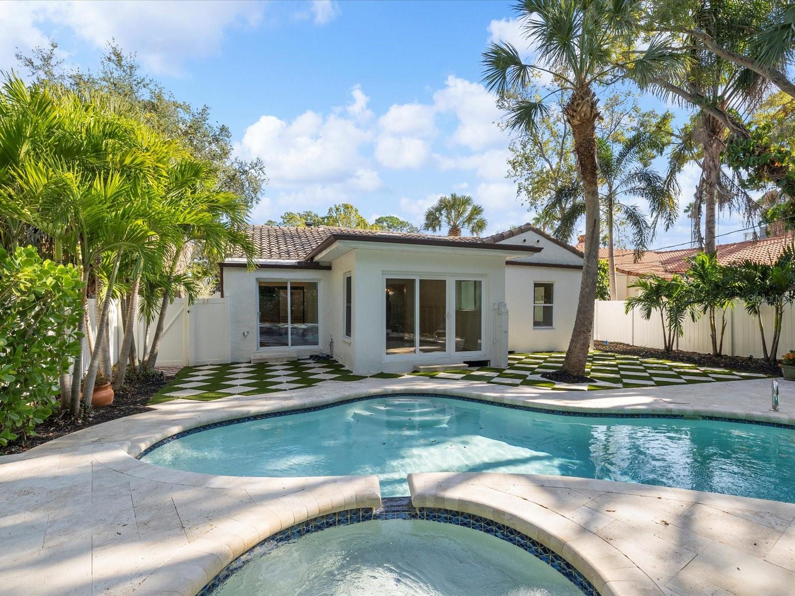 721 SNELL ISLE BLVD NE