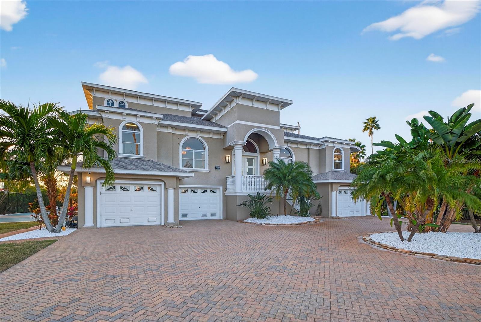 8880 COMMODORE DR