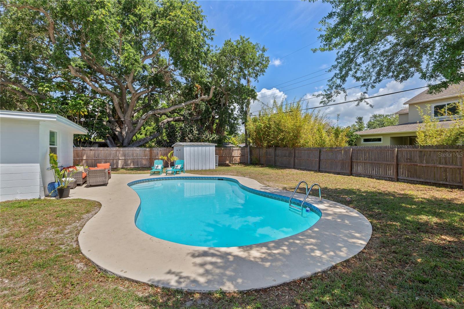 1715 THOMAS DR