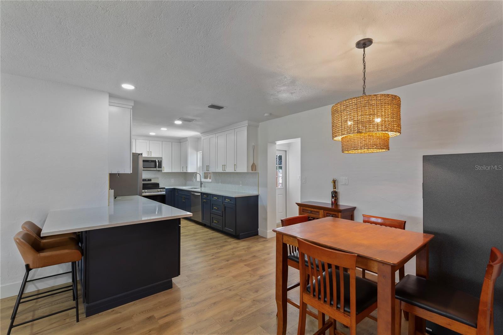 1715 THOMAS DR