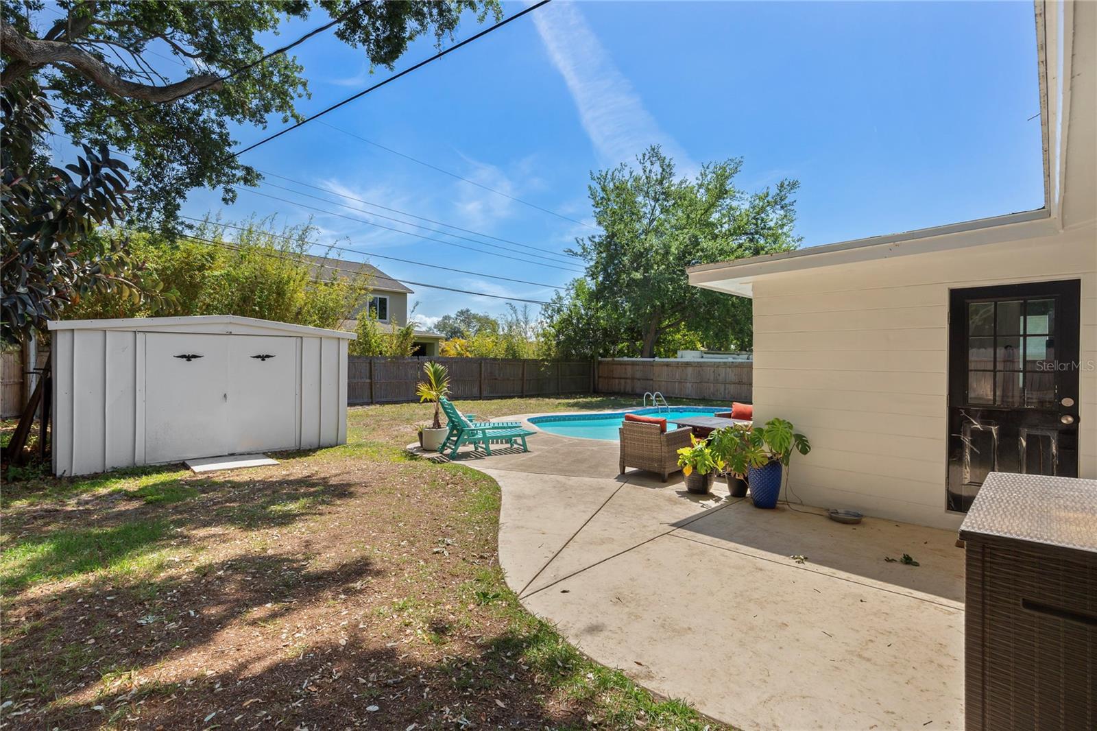 1715 THOMAS DR