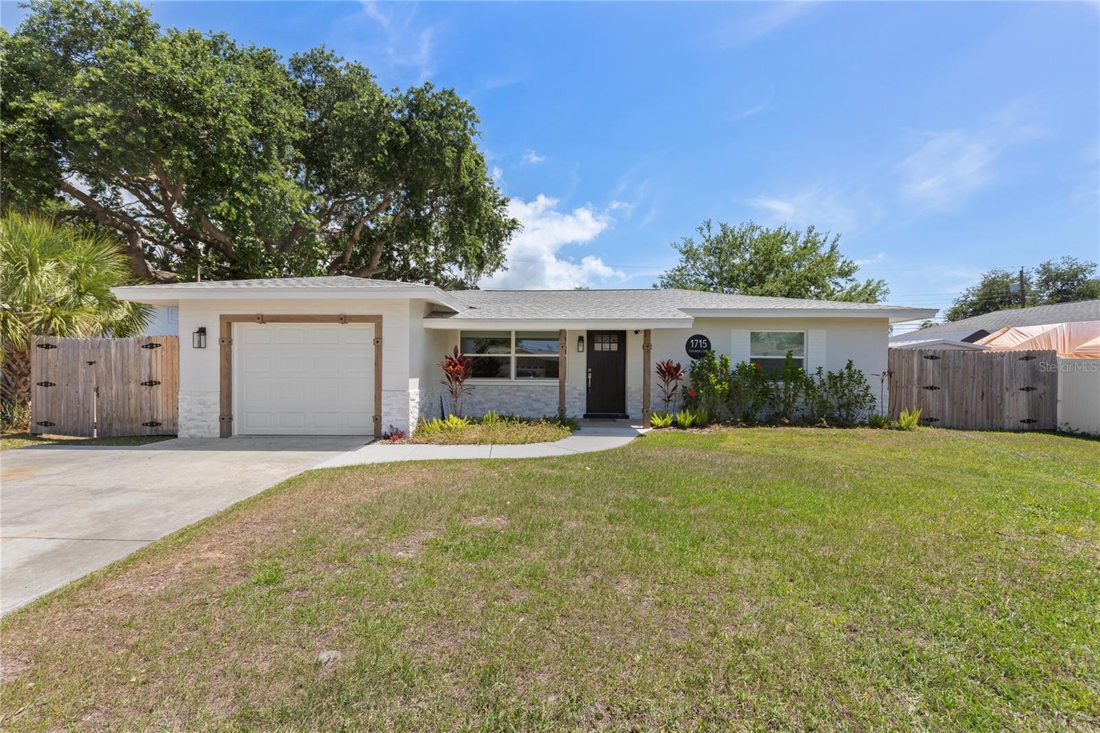 1715 THOMAS DR