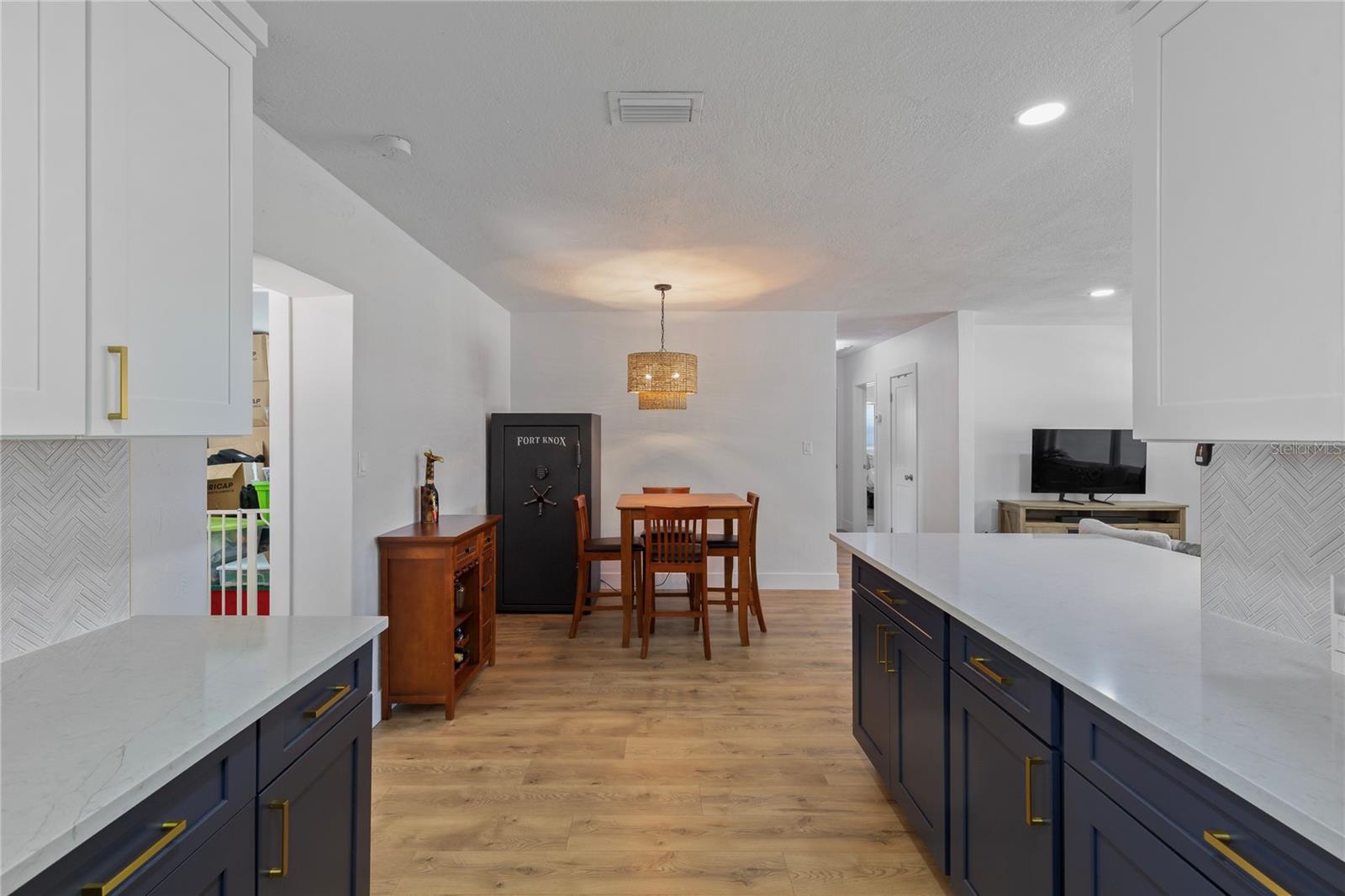 1715 THOMAS DR