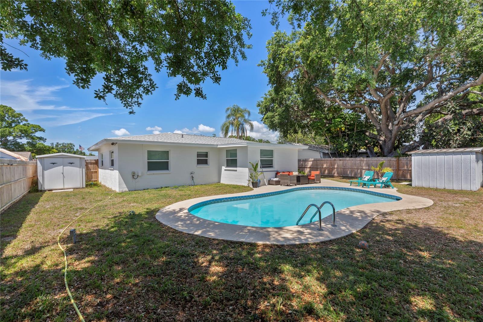 1715 THOMAS DR