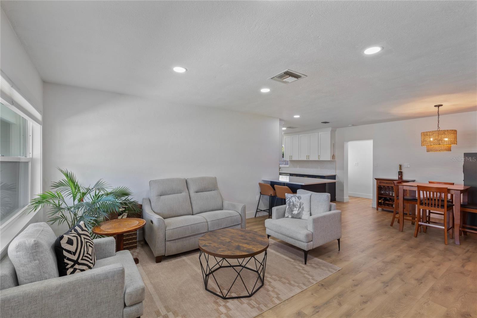 1715 THOMAS DR