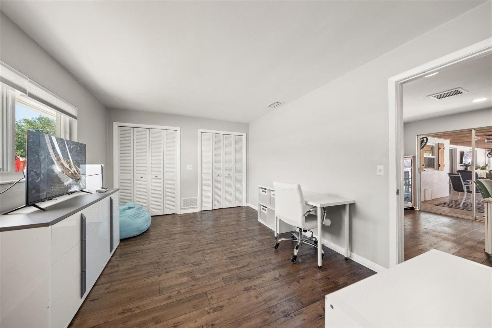 1049 MCCARTY ST