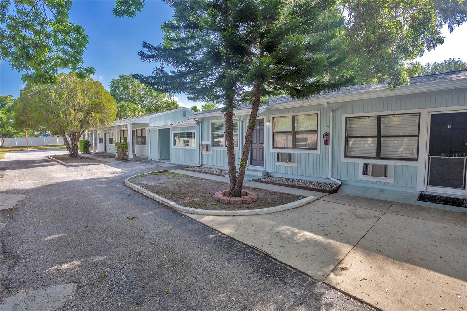 1102 SUNSET POINT RD