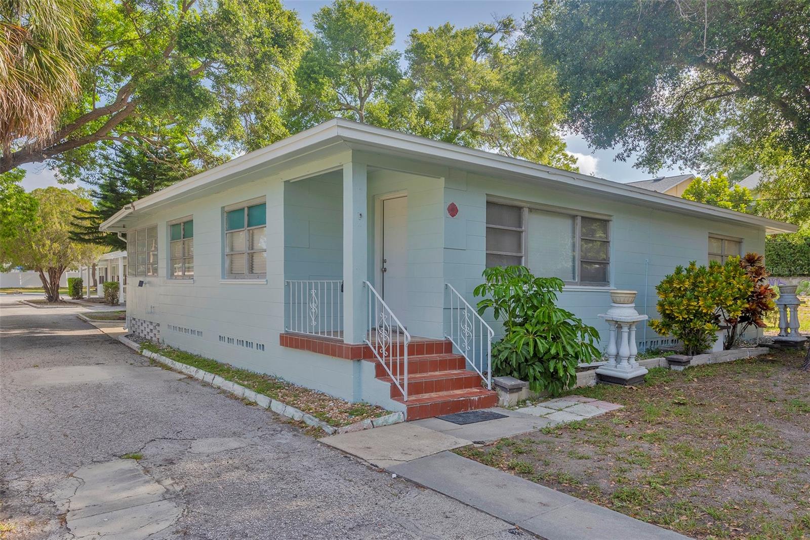 1102 SUNSET POINT RD