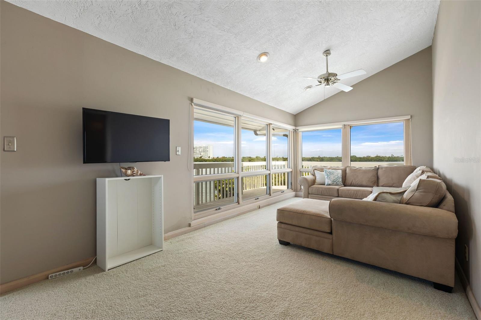 290 BAYSIDE DR