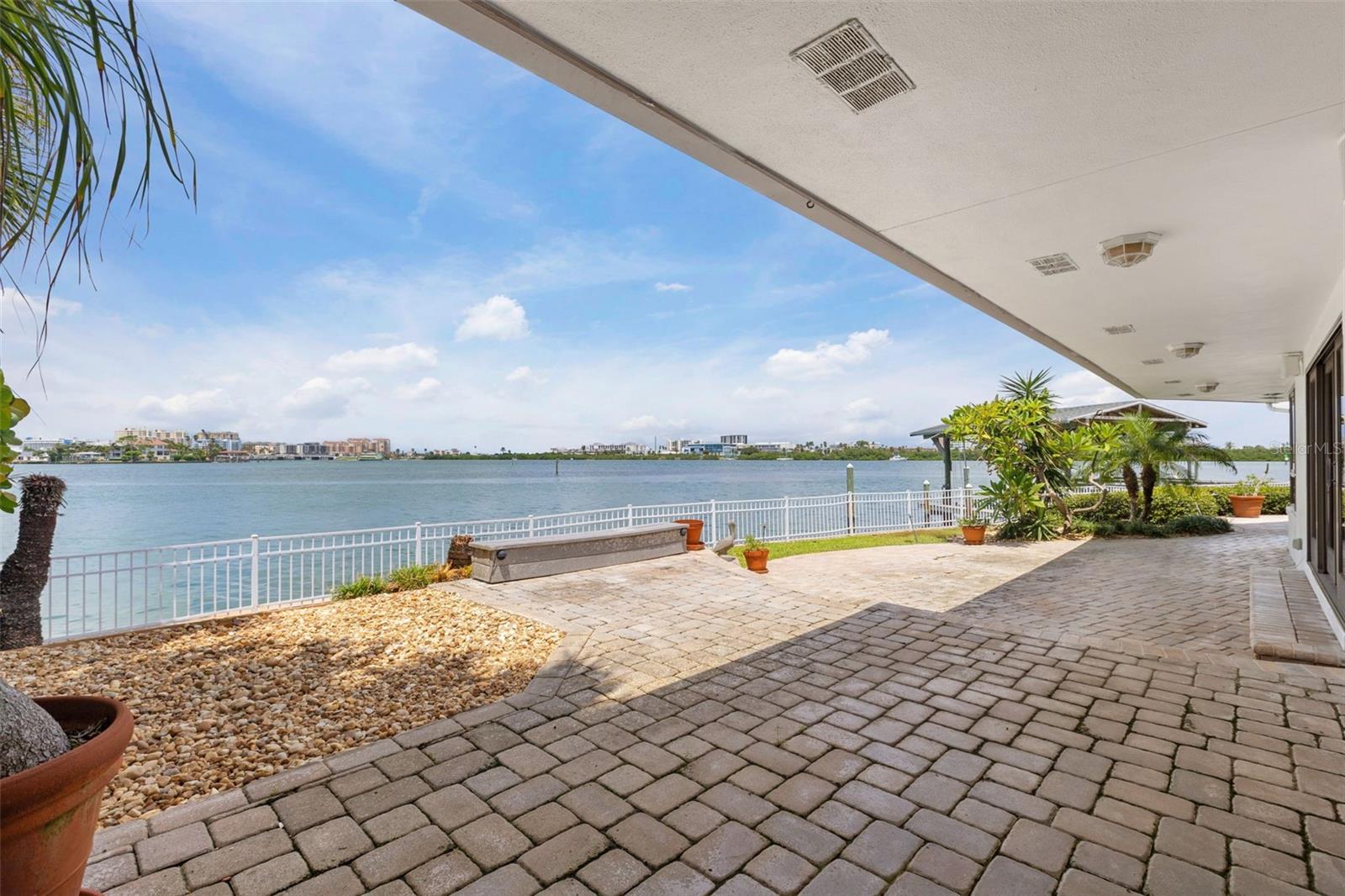 290 BAYSIDE DR