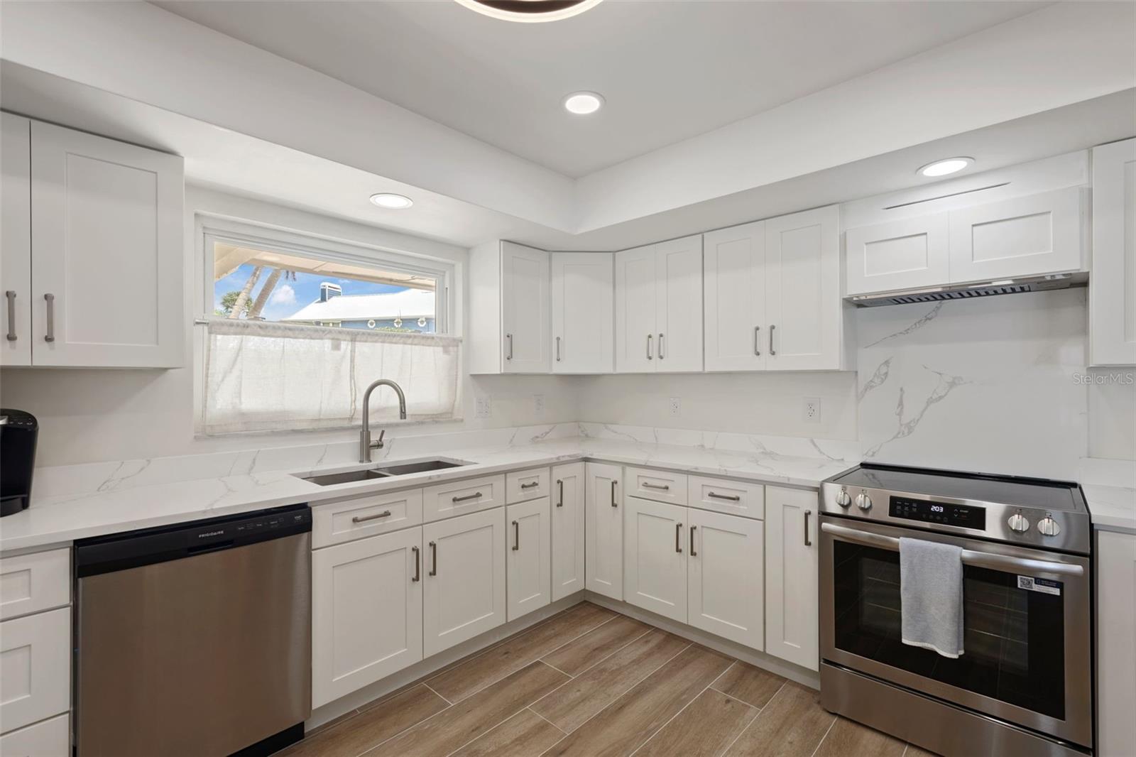 290 BAYSIDE DR
