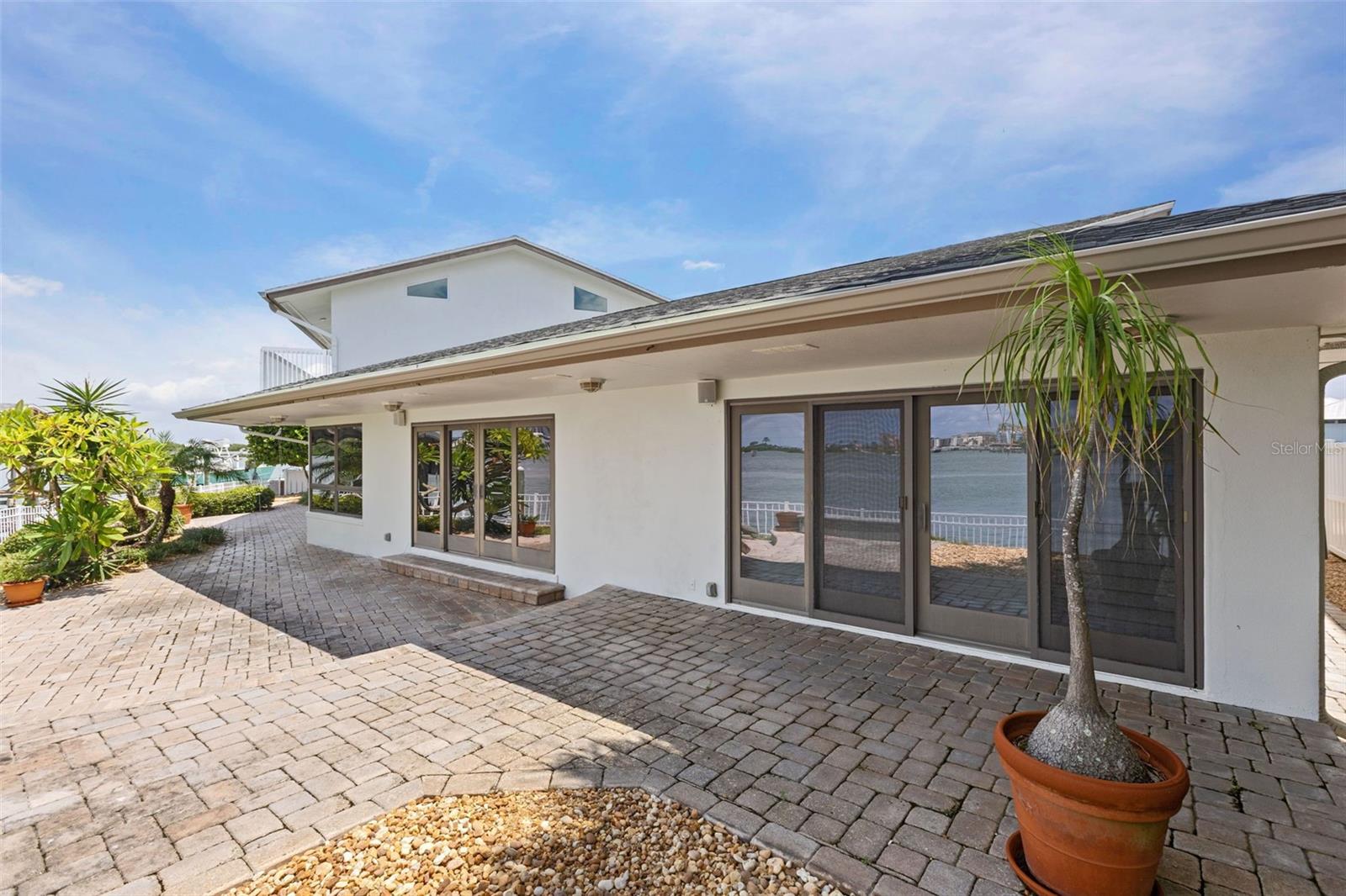 290 BAYSIDE DR