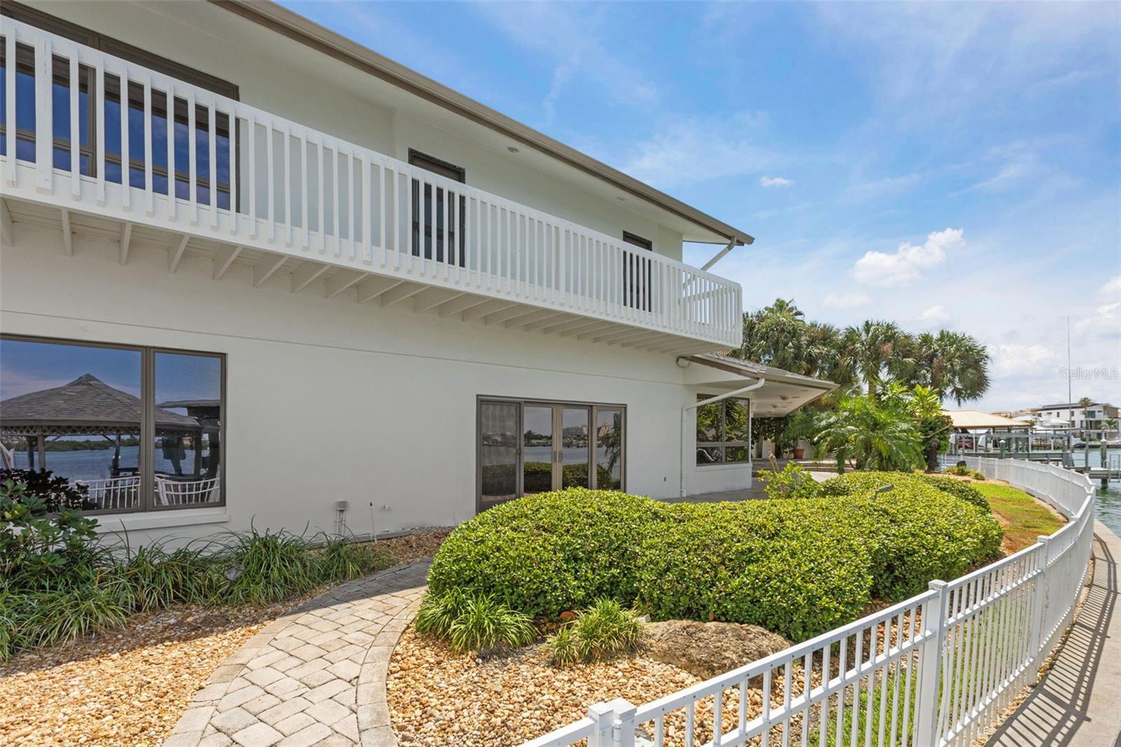 290 BAYSIDE DR