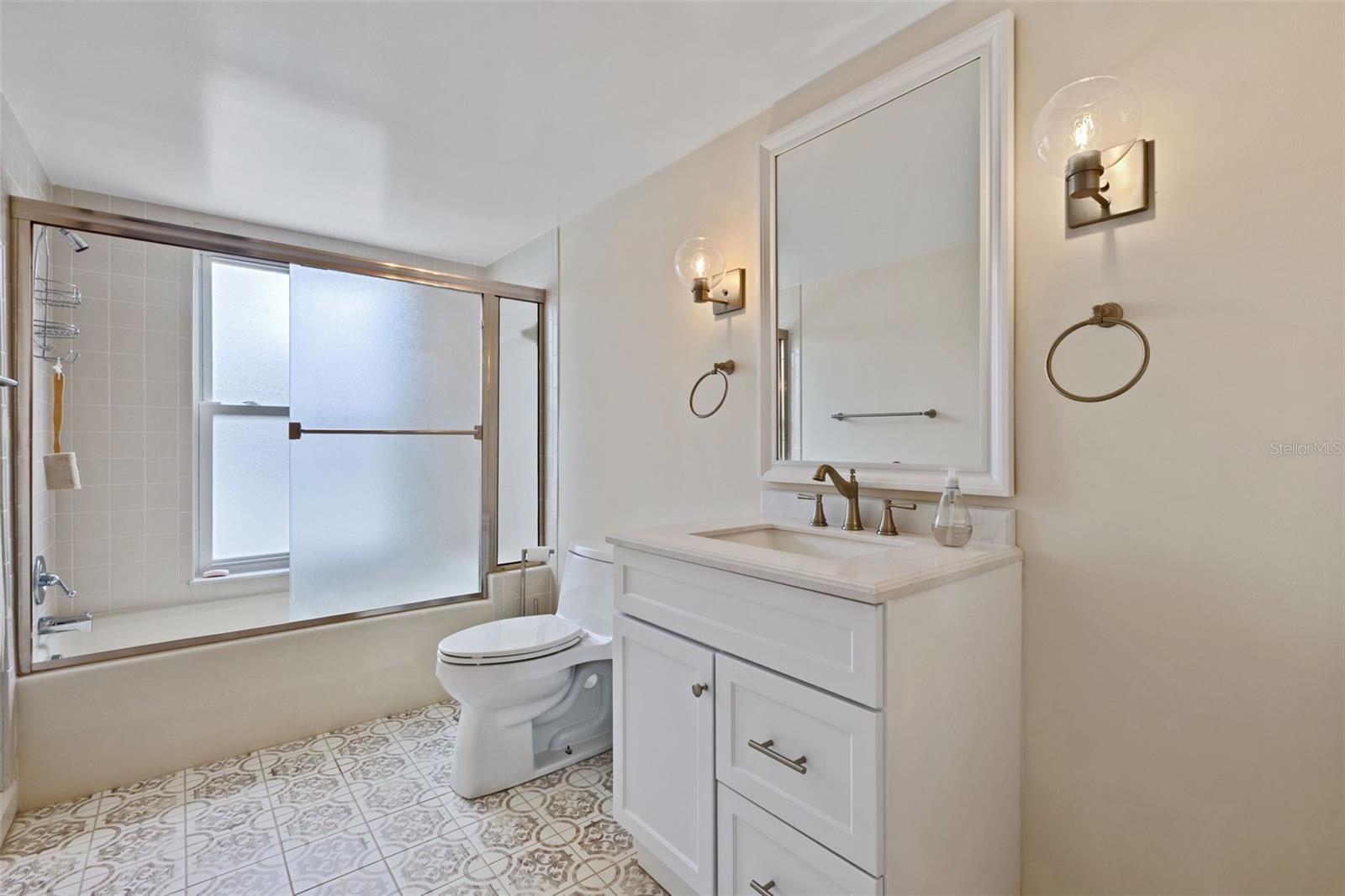 290 BAYSIDE DR