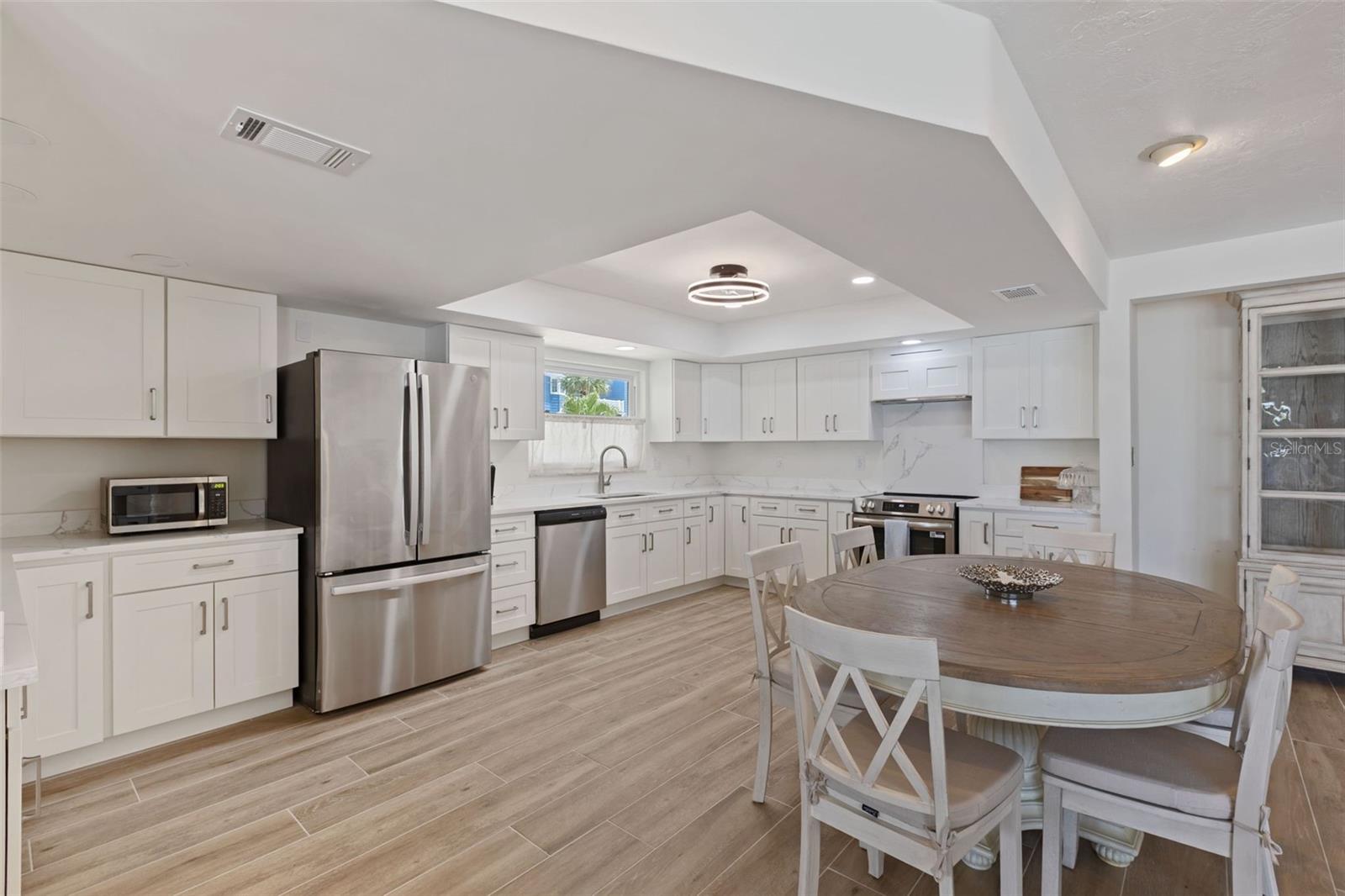 290 BAYSIDE DR