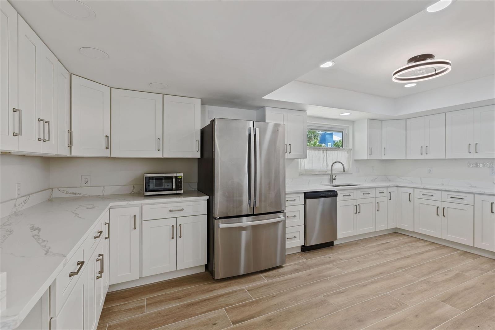 290 BAYSIDE DR