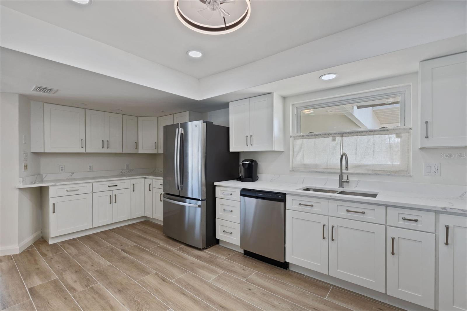 290 BAYSIDE DR