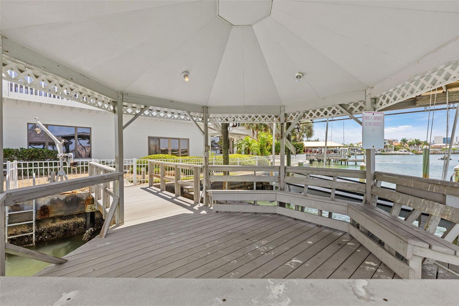 290 BAYSIDE DR