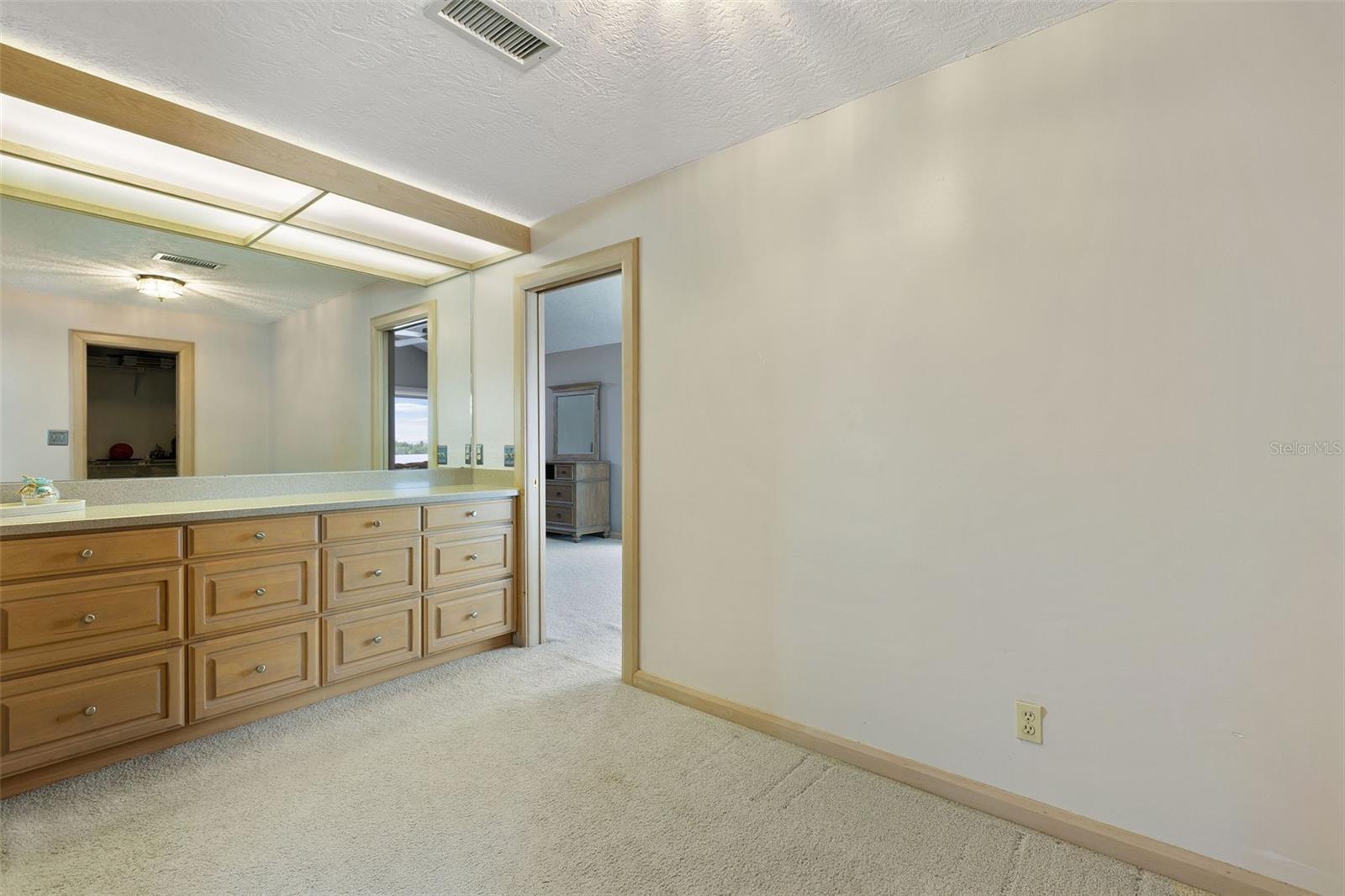 290 BAYSIDE DR