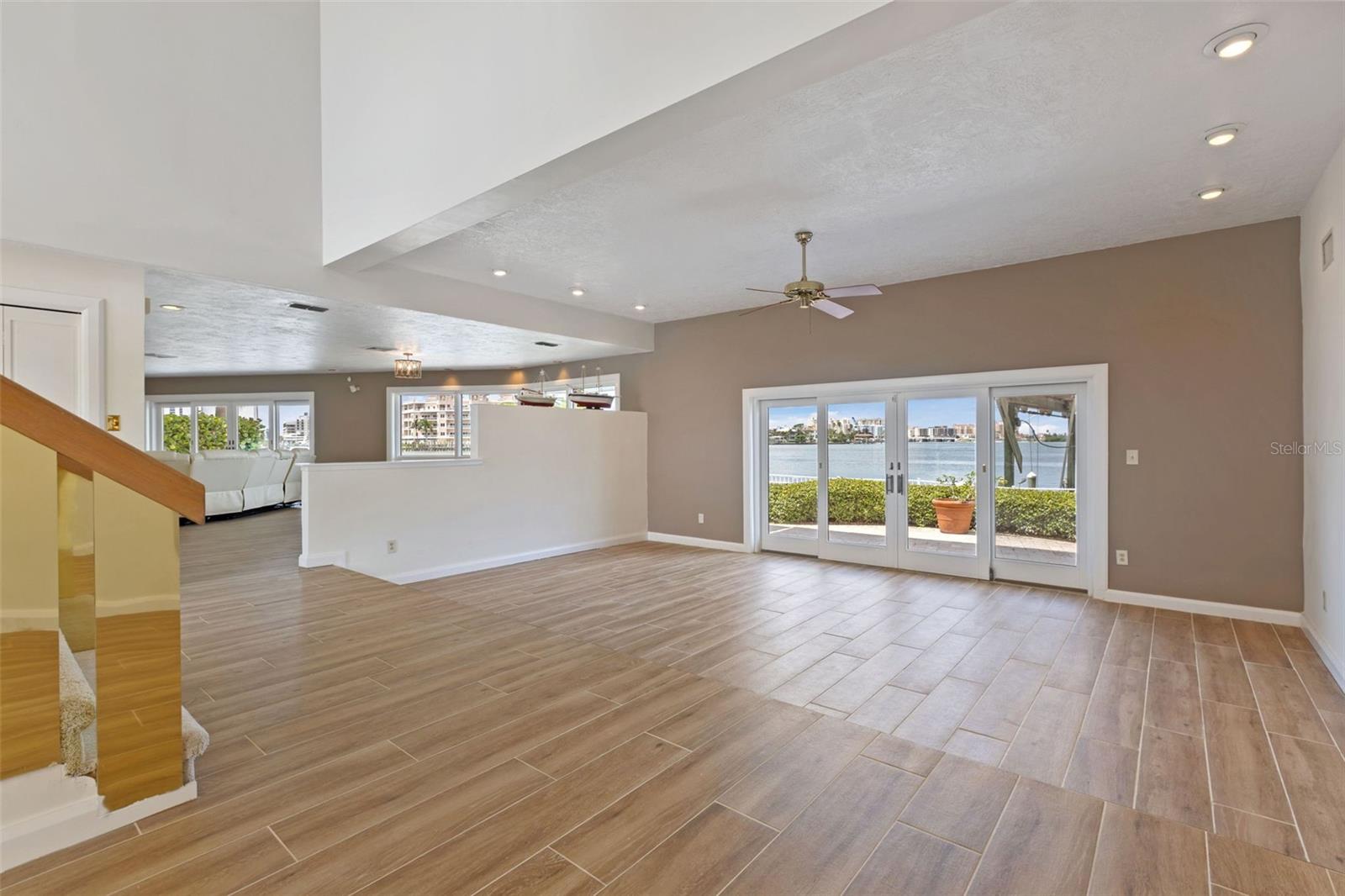 290 BAYSIDE DR