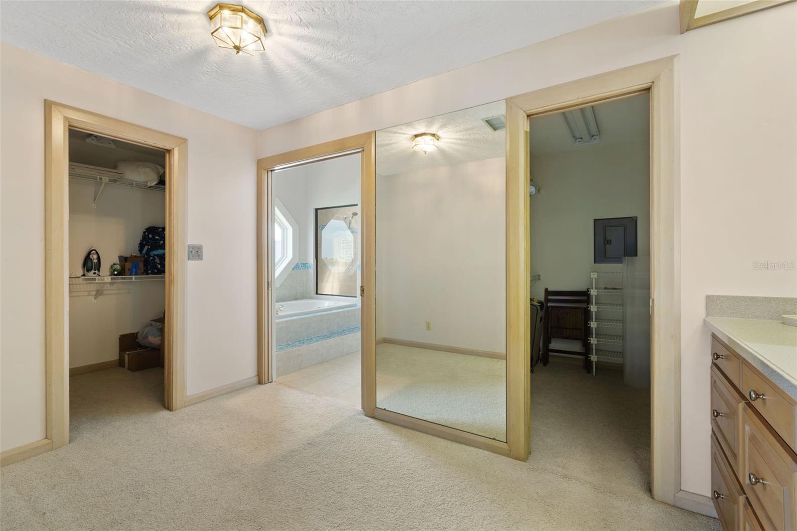 290 BAYSIDE DR