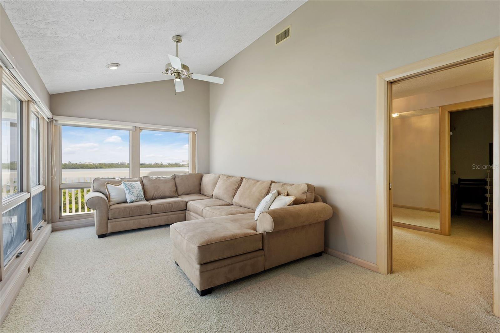 290 BAYSIDE DR