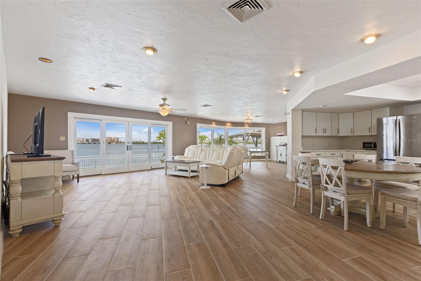 290 BAYSIDE DR