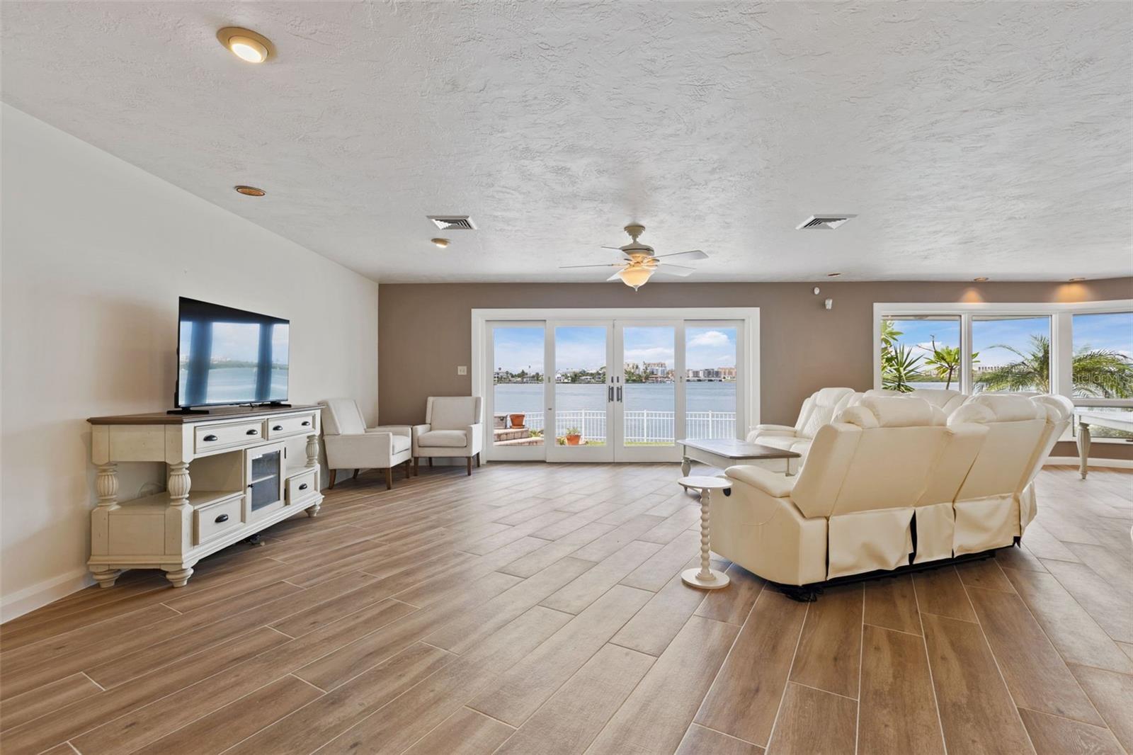 290 BAYSIDE DR