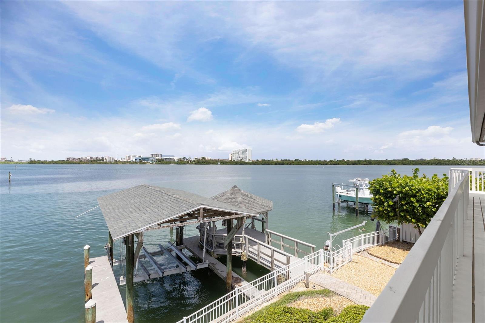 290 BAYSIDE DR
