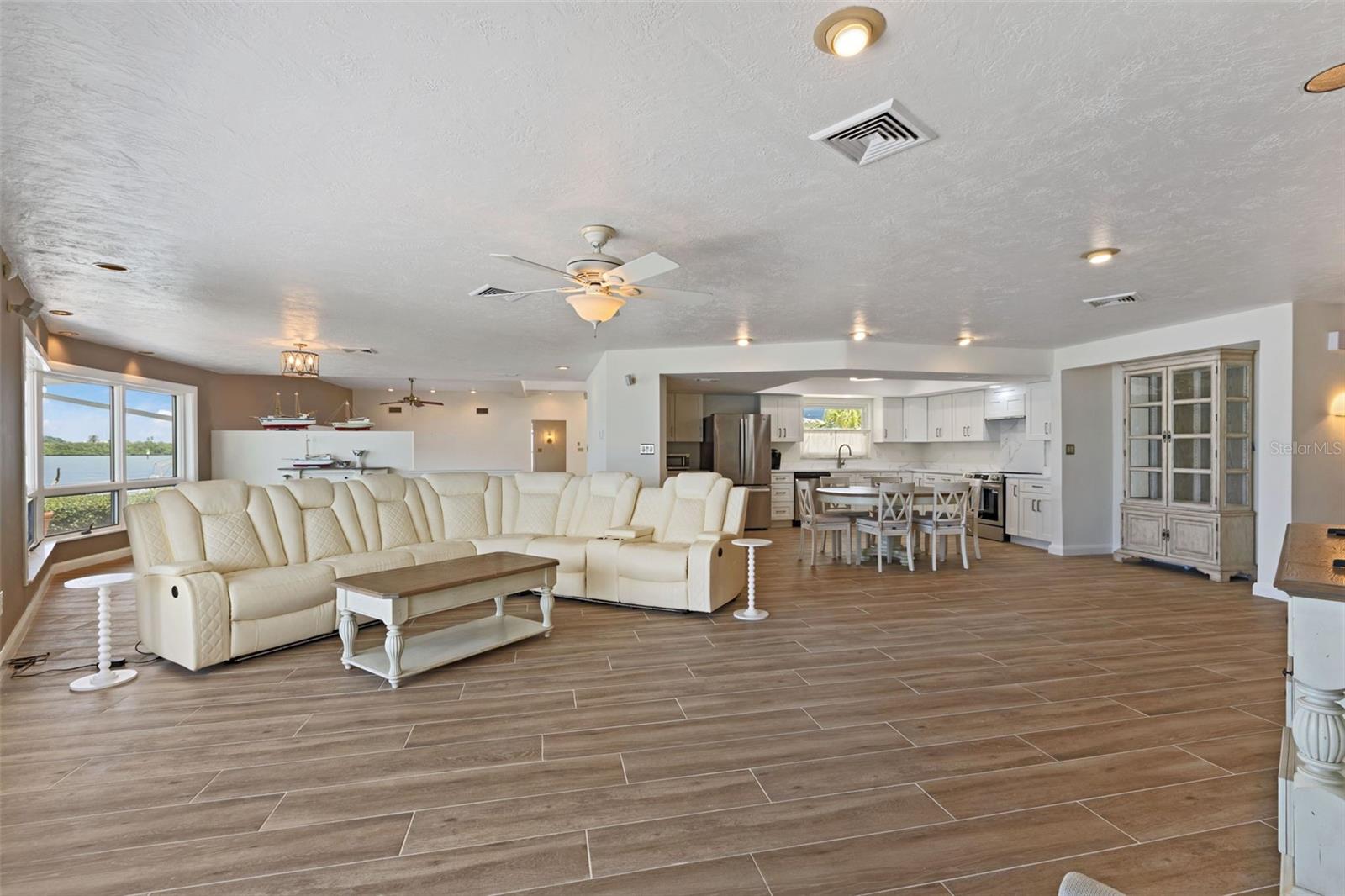290 BAYSIDE DR