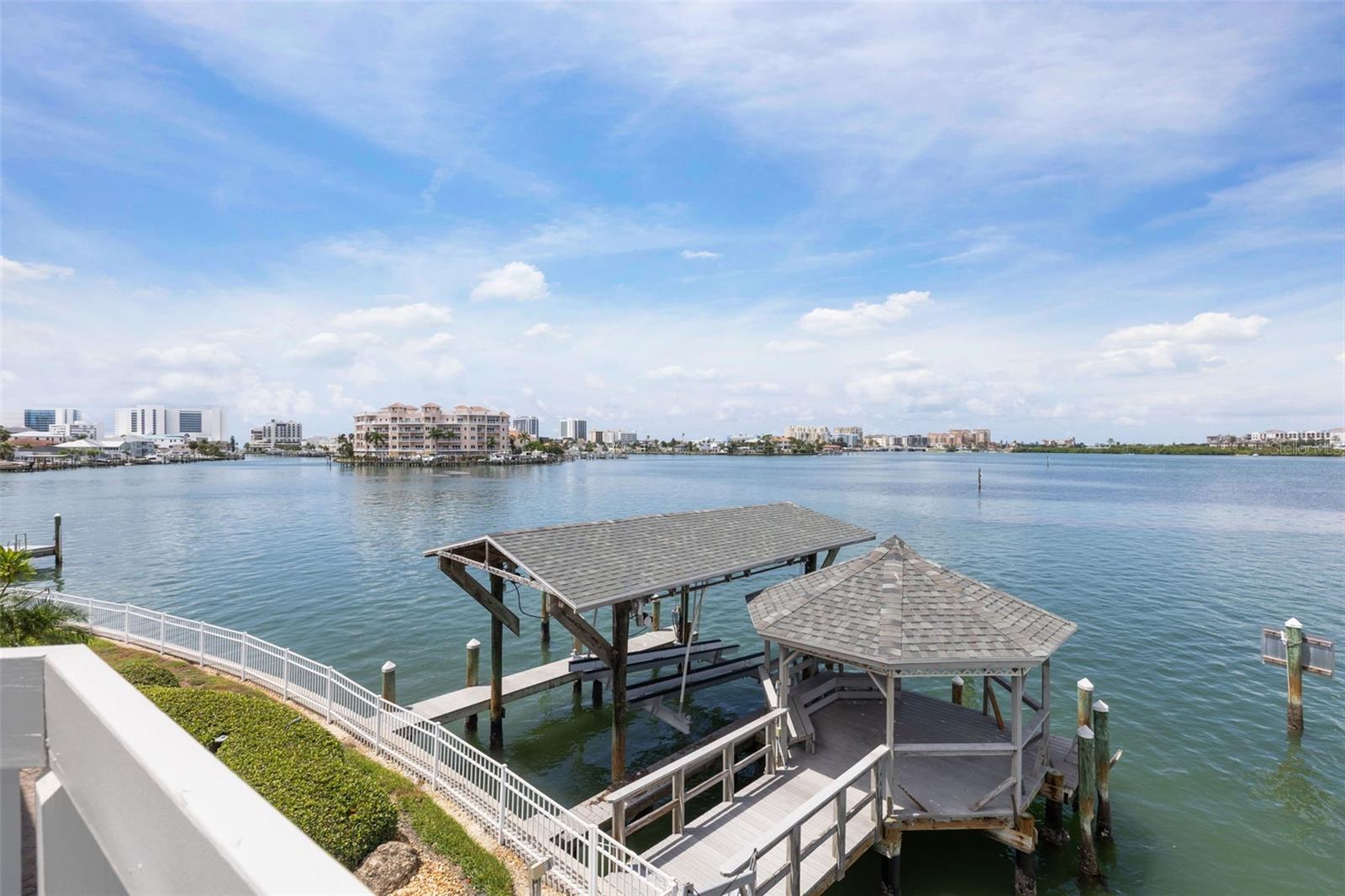 290 BAYSIDE DR