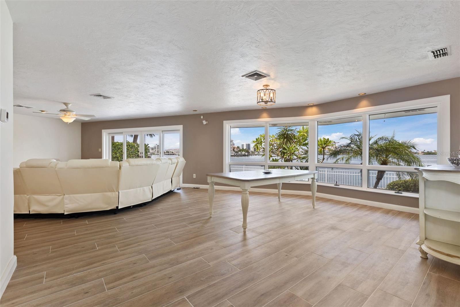 290 BAYSIDE DR