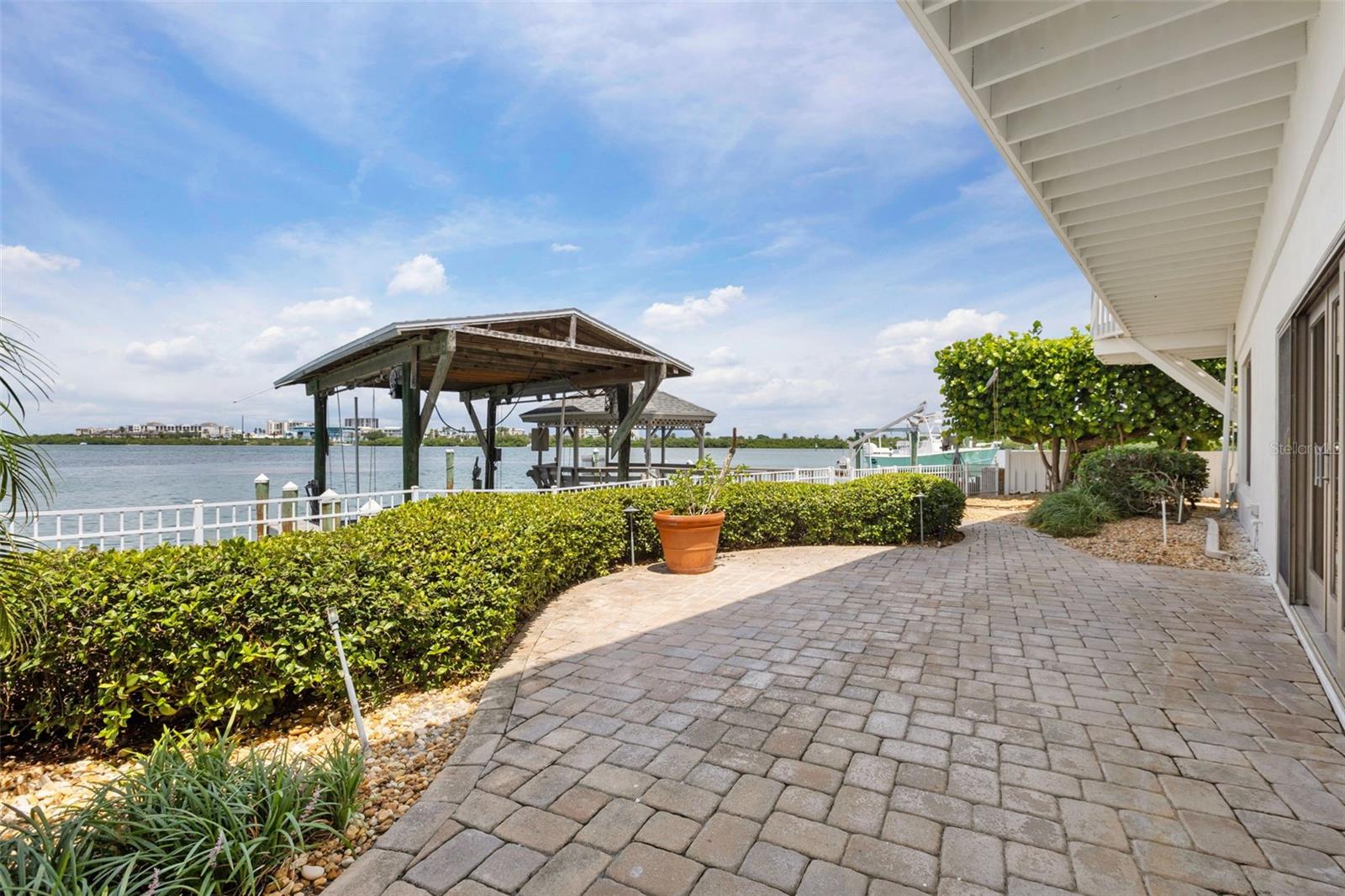 290 BAYSIDE DR