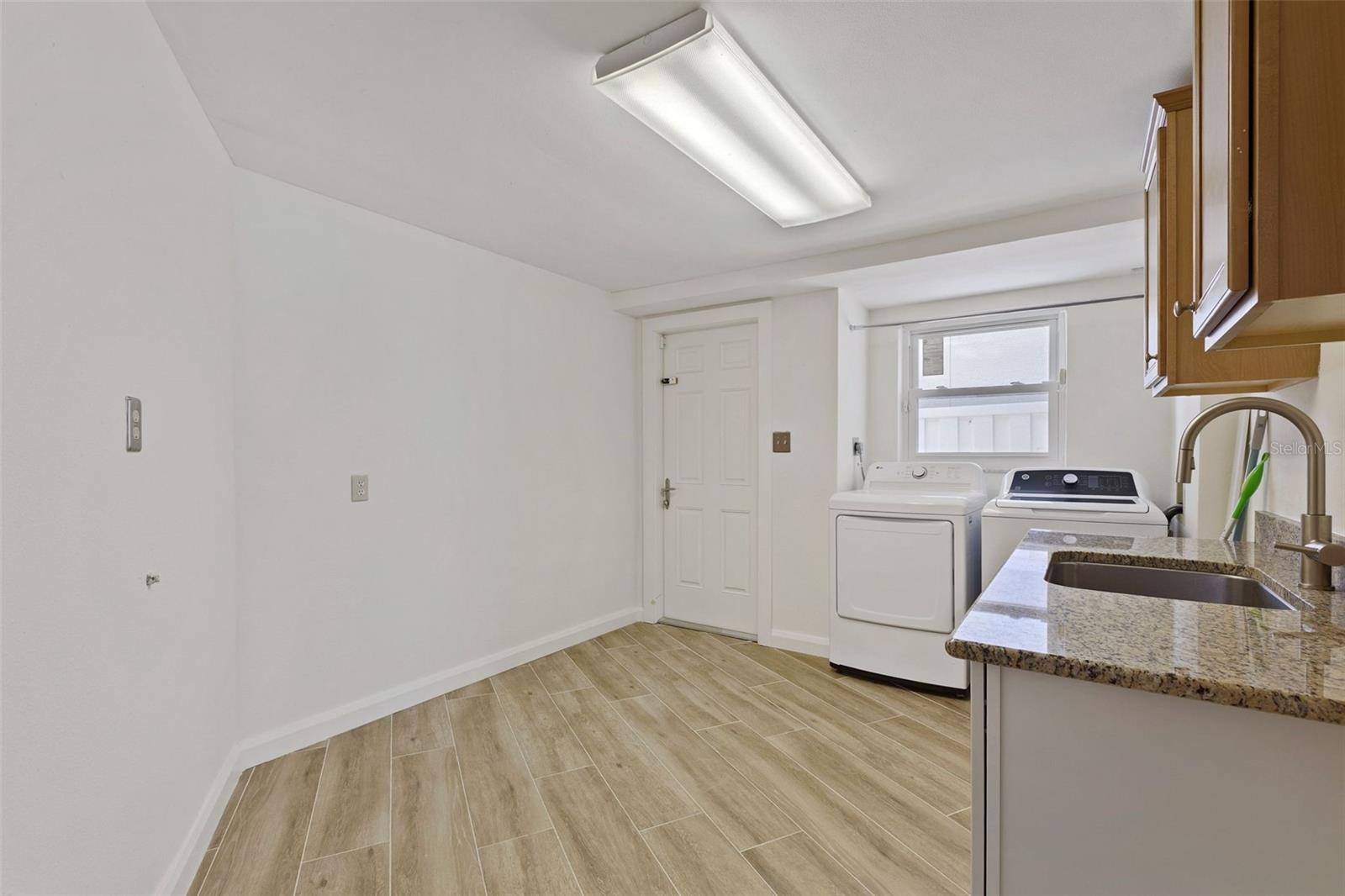 290 BAYSIDE DR