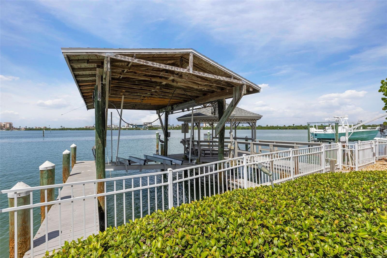 290 BAYSIDE DR
