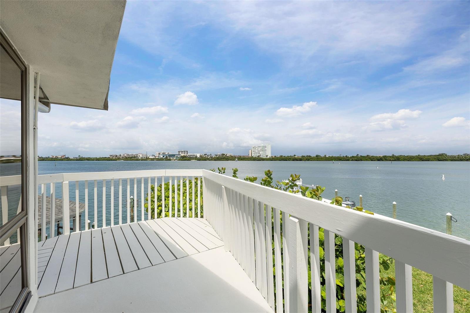 290 BAYSIDE DR