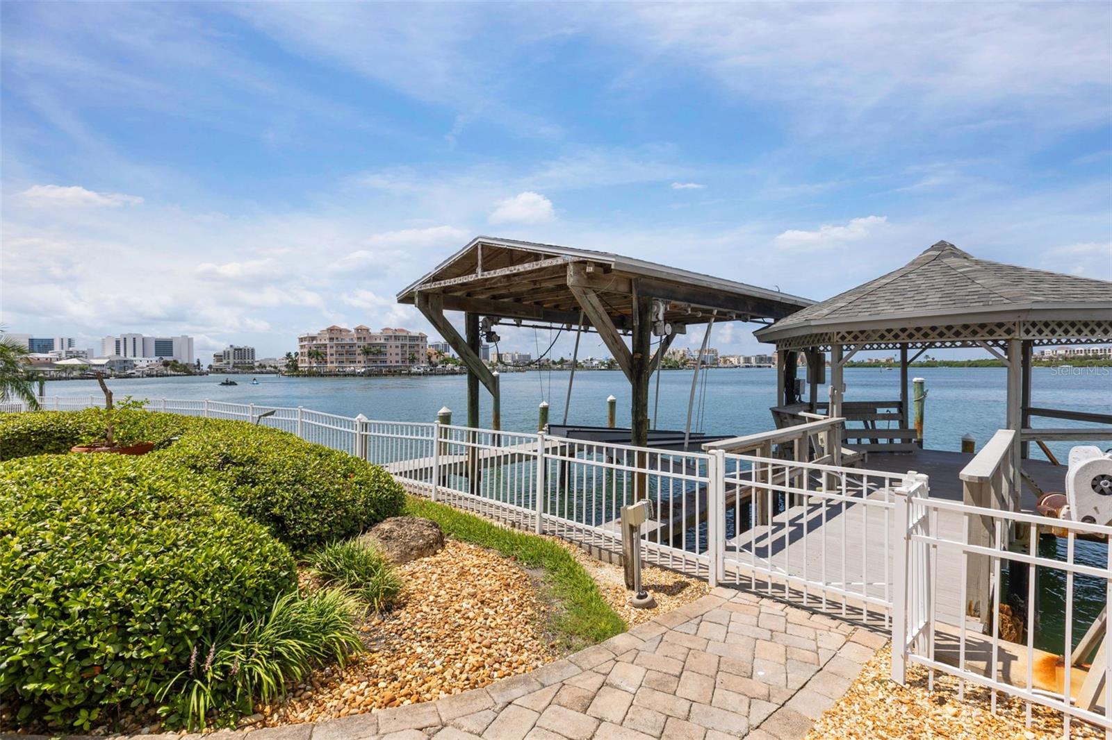 290 BAYSIDE DR