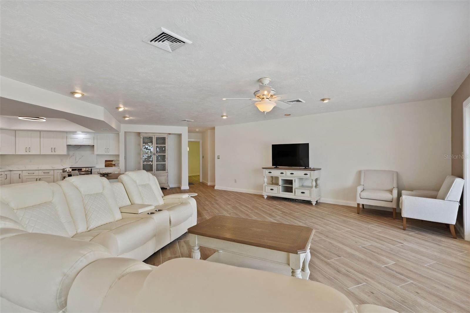 290 BAYSIDE DR